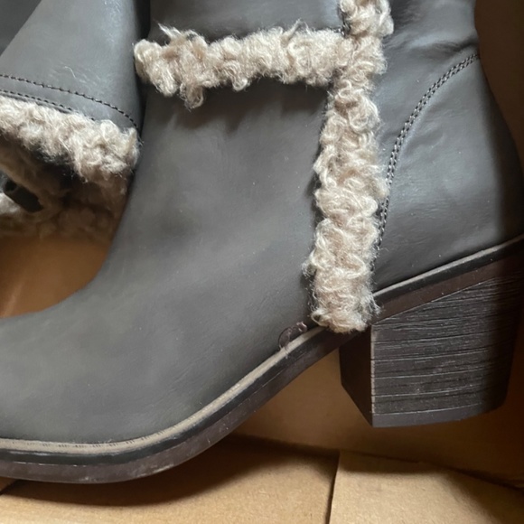 Francesca’s lined boots - Picture 2 of 5